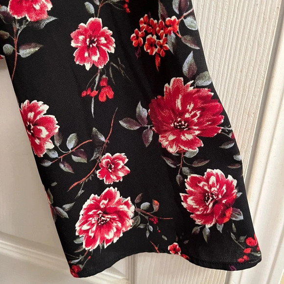 XHILERATION~RED FLORAL BLOUSE~NWOT~SM-M - Picture 4 of 7